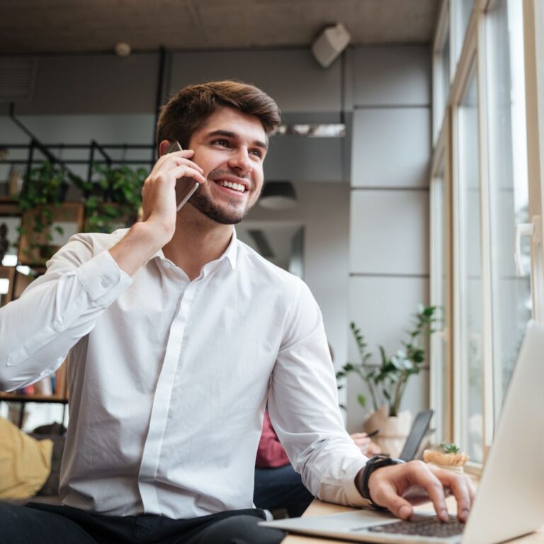 אדם עושה שיחה דרך סים נטען לחו"ל